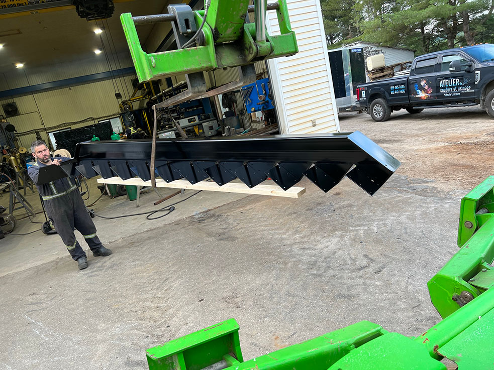 Levage d’une longue composante métallique renforcée fabriquée sur mesure par Atelier SD