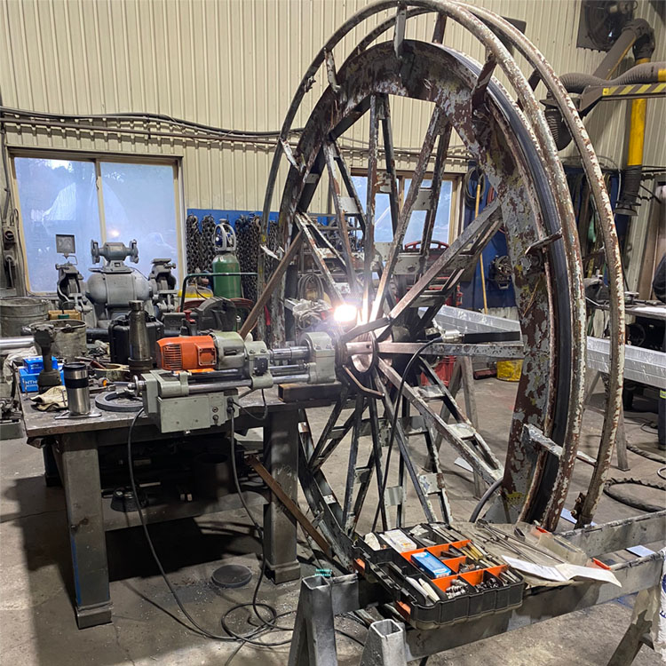 Grande composante métallique circulaire en cours de fabrication dans l’atelier