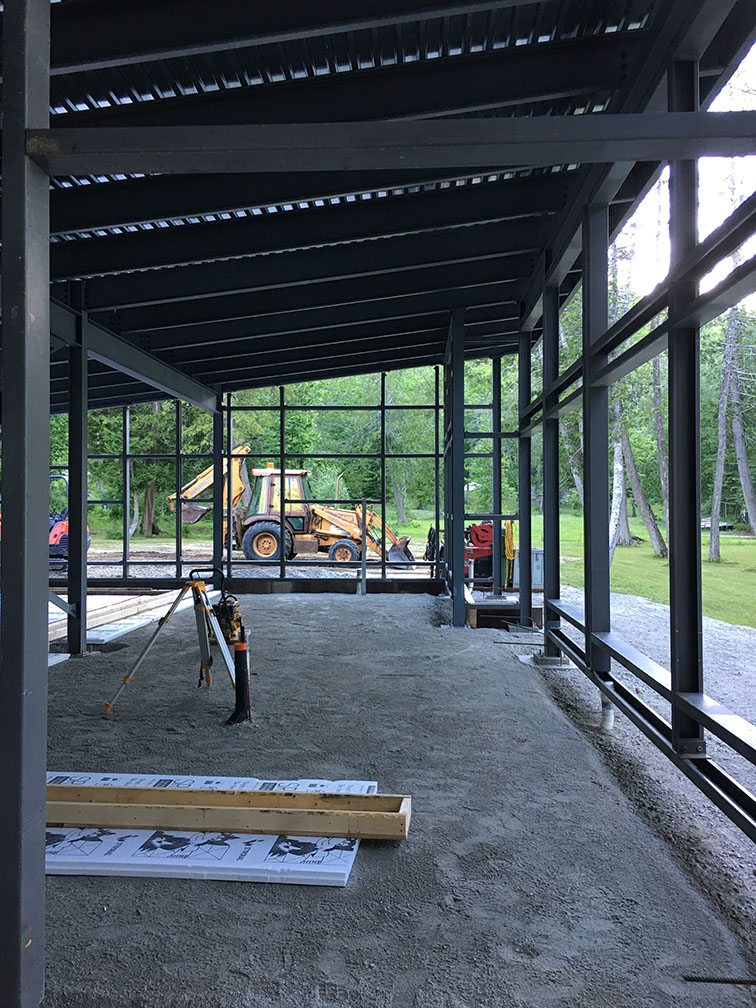 Vue intérieure d’une structure d’acier en construction pour un bâtiment commercial