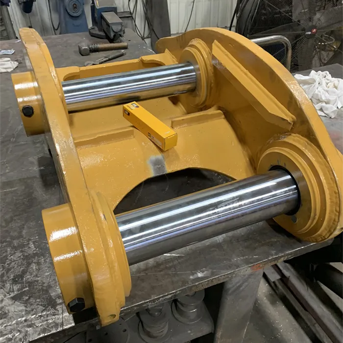 Composante d’articulation de machinerie lourde avec deux axes métalliques usinés