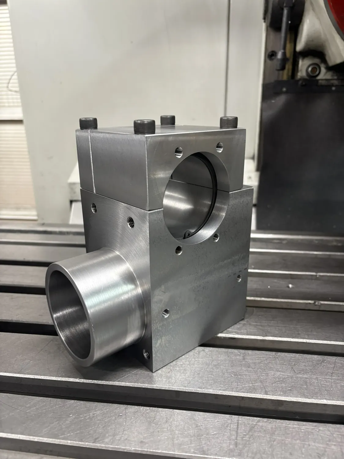 Bloc mécanique en métal avec alésage et portée cylindrique usinés sur mesure