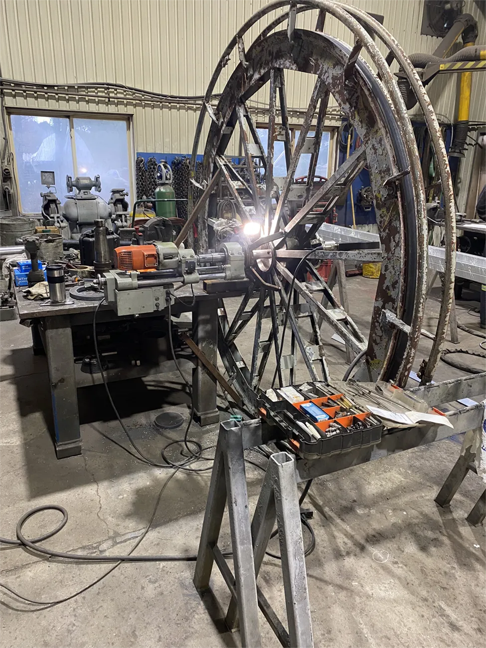 Grande composante métallique circulaire en cours de fabrication dans l’atelier