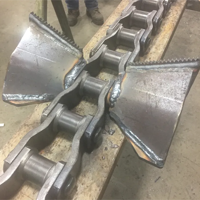 Chaîne industrielle avec palettes métalliques fabriquées et soudées sur mesure