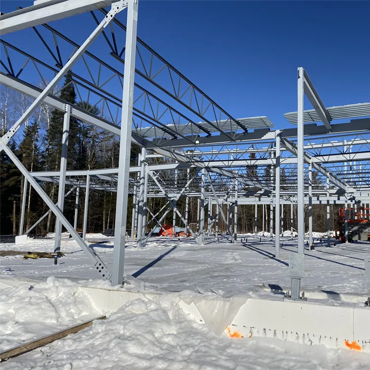 Charpente d’acier en construction pour un bâtiment commercial