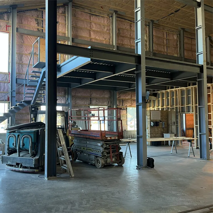 Mezzanine en structure d’acier avec escalier métallique dans un bâtiment commercial