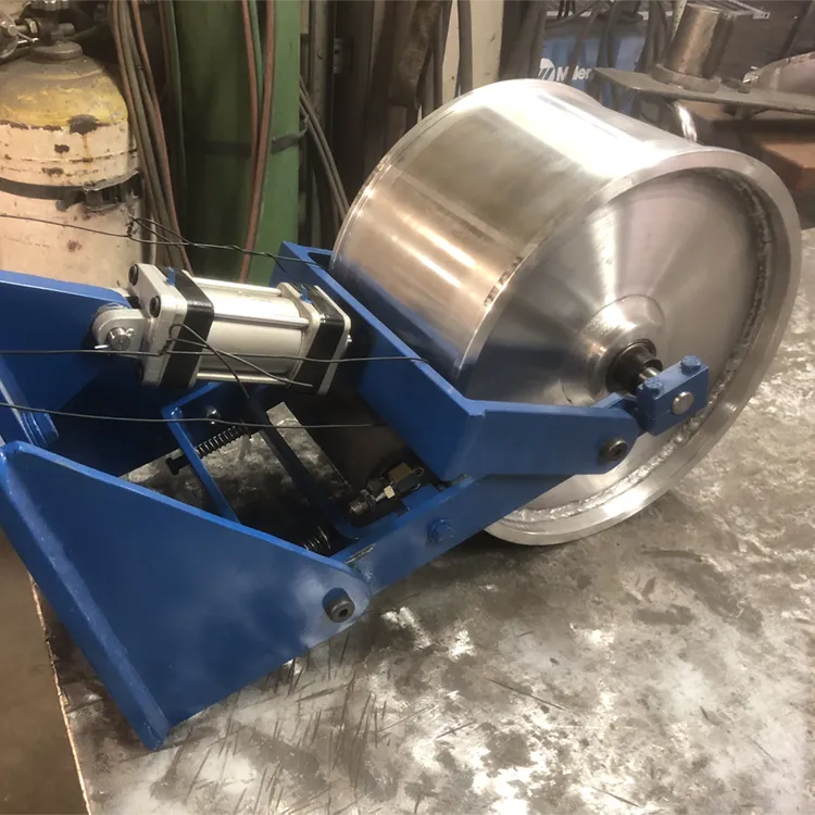 Tambour métallique cylindrique installé dans un bâti sur mesure avec vérin pneumatique